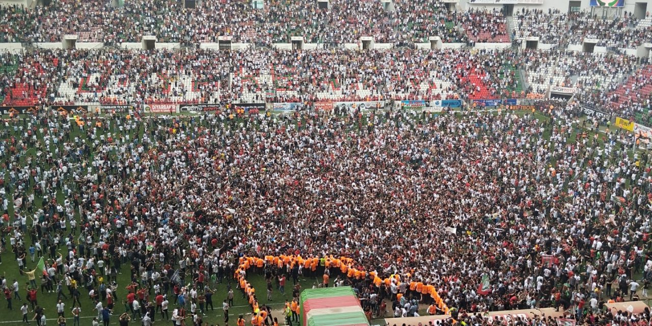 Diyarbakır stadyumunda 30 bin kişi Amedspor’un şampiyonluğunu kutluyor