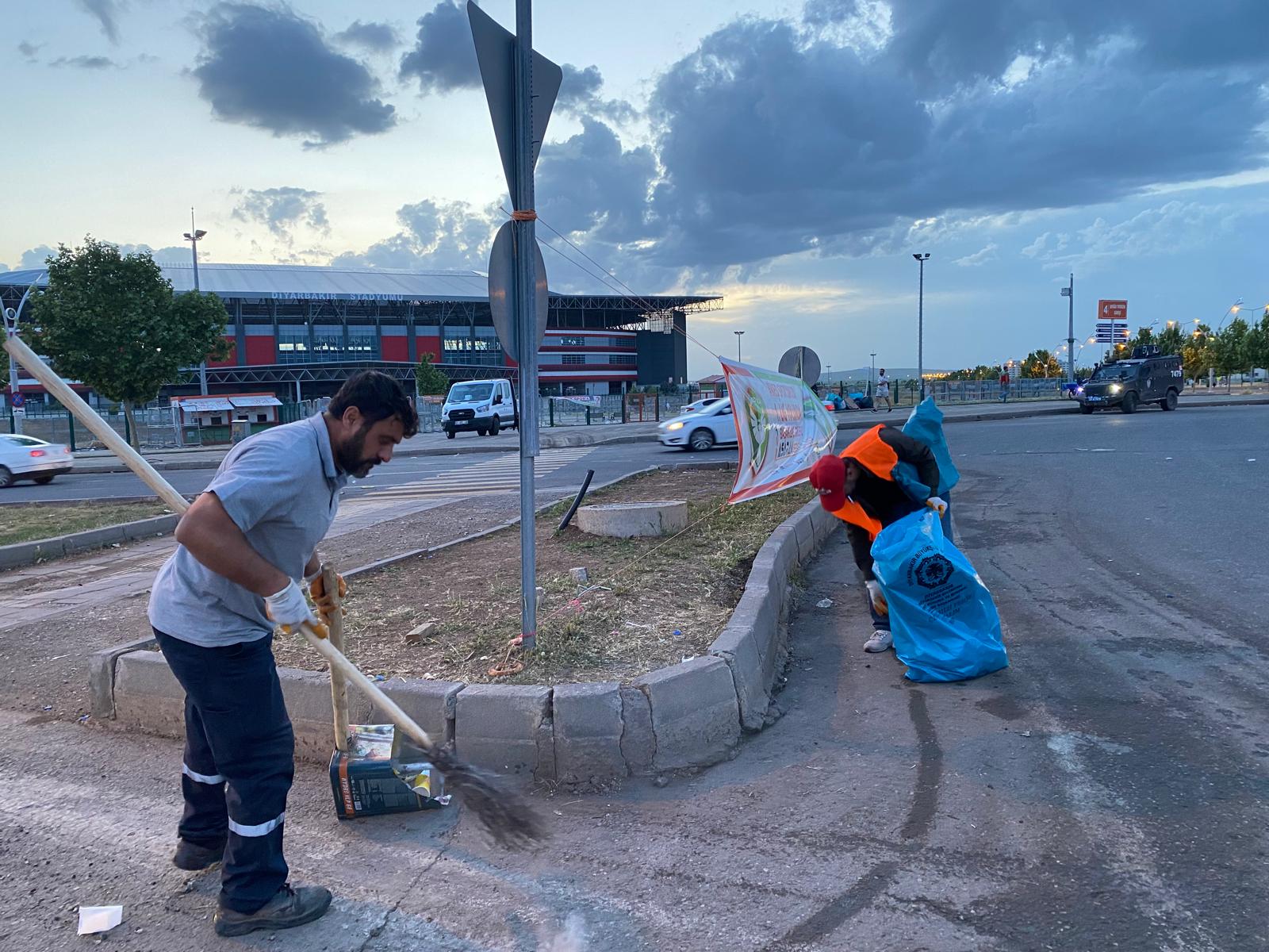 Maç sonrası stat çevresi temizlendi