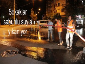 Sokaklar sabunlu suyla yıkanıyor
