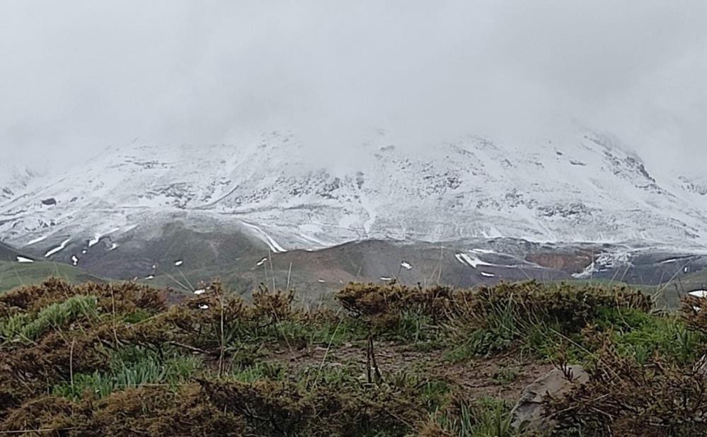 Pülümür’ün yüksek kesimleri beyaza büründü