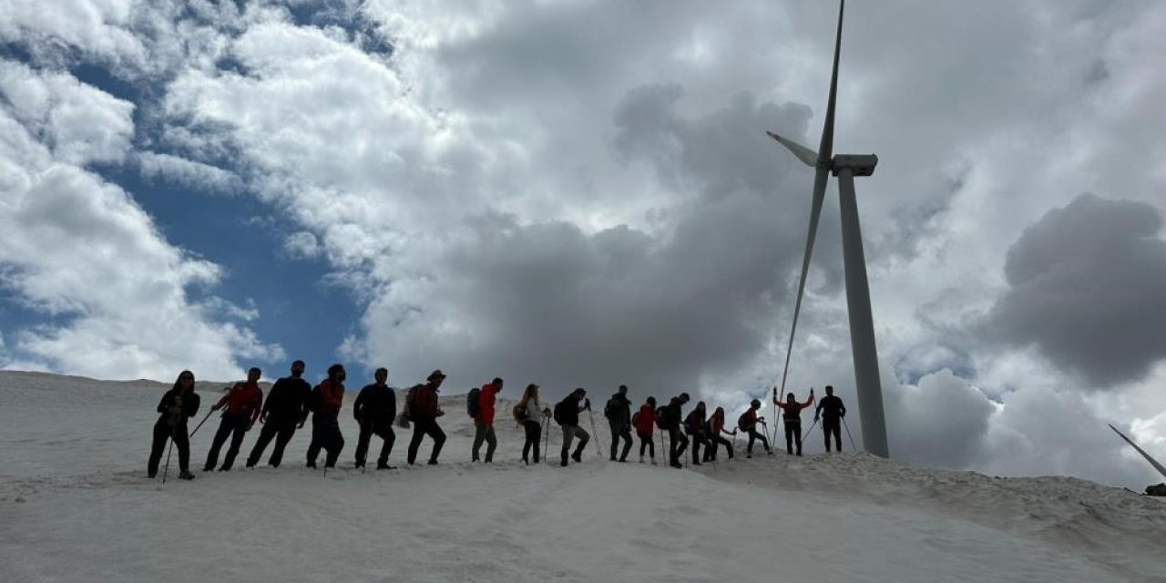 Dağcılar yenilenebilir enerjiye dikkat çekmek için tırmandı