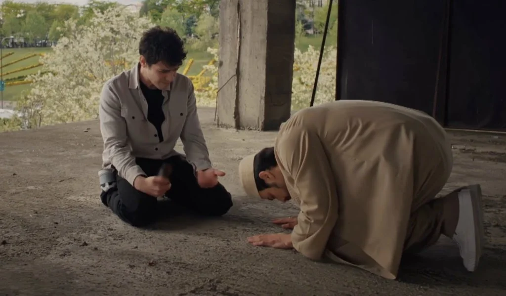 Kızıl Goncalar'daki secde sahnesi ve diyalog viral oldu