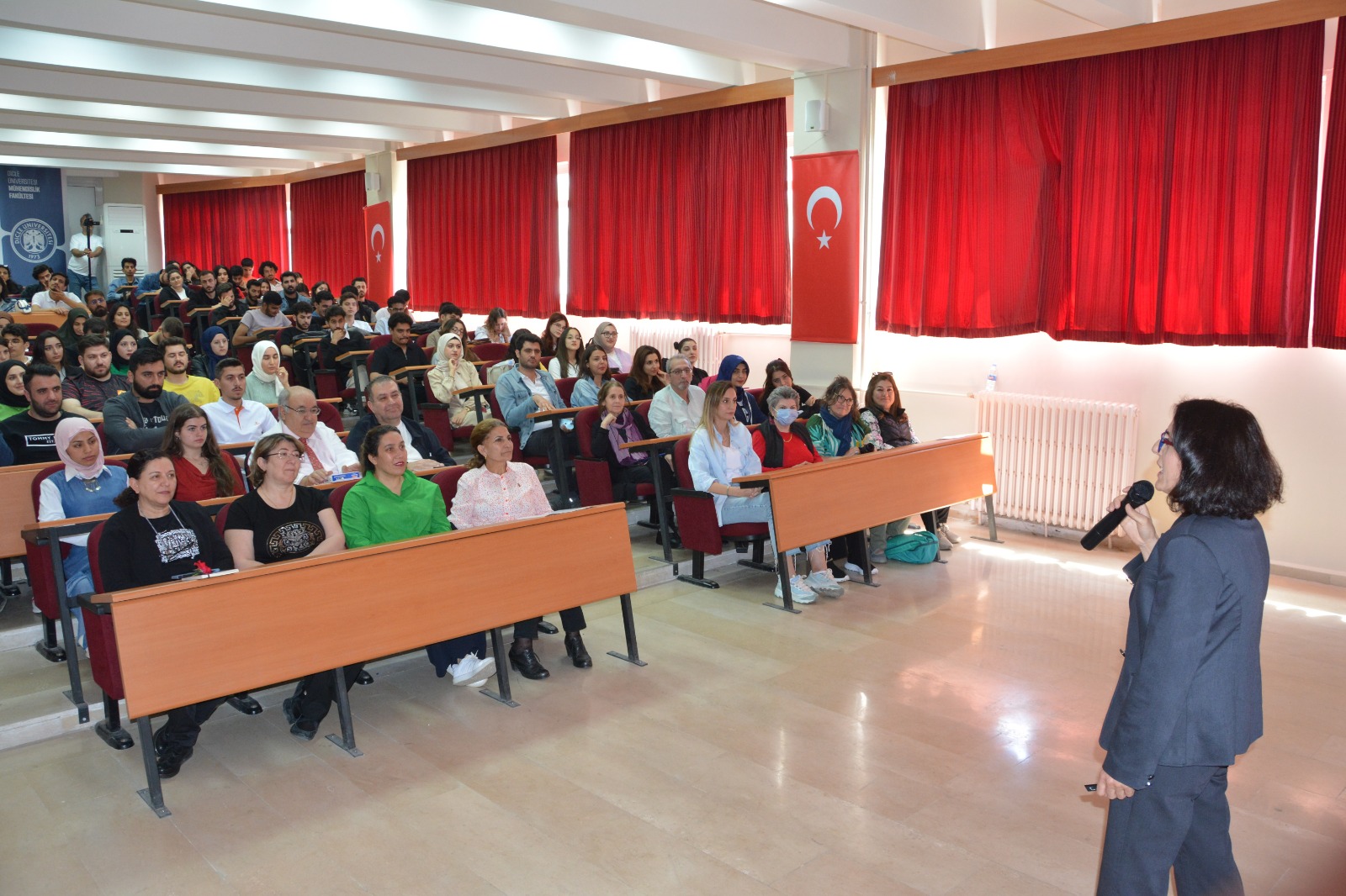 "İş Dünyasında Yeni Ufuklar" konferansı