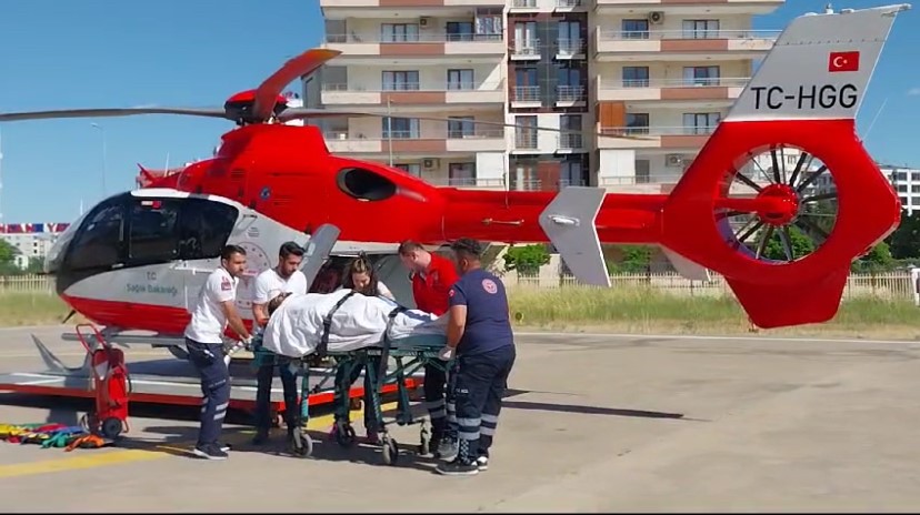 Diyarbakır'da kazada yaralanan vatandaş ambulans helikopterle hastaneye nakledildi