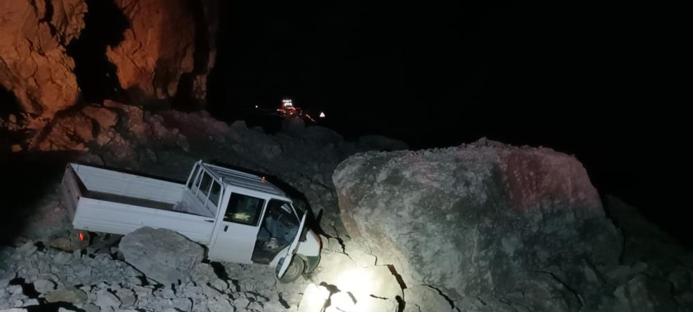 Feci olay: Dev kayalar düştü, karayolu ulaşıma kapandı