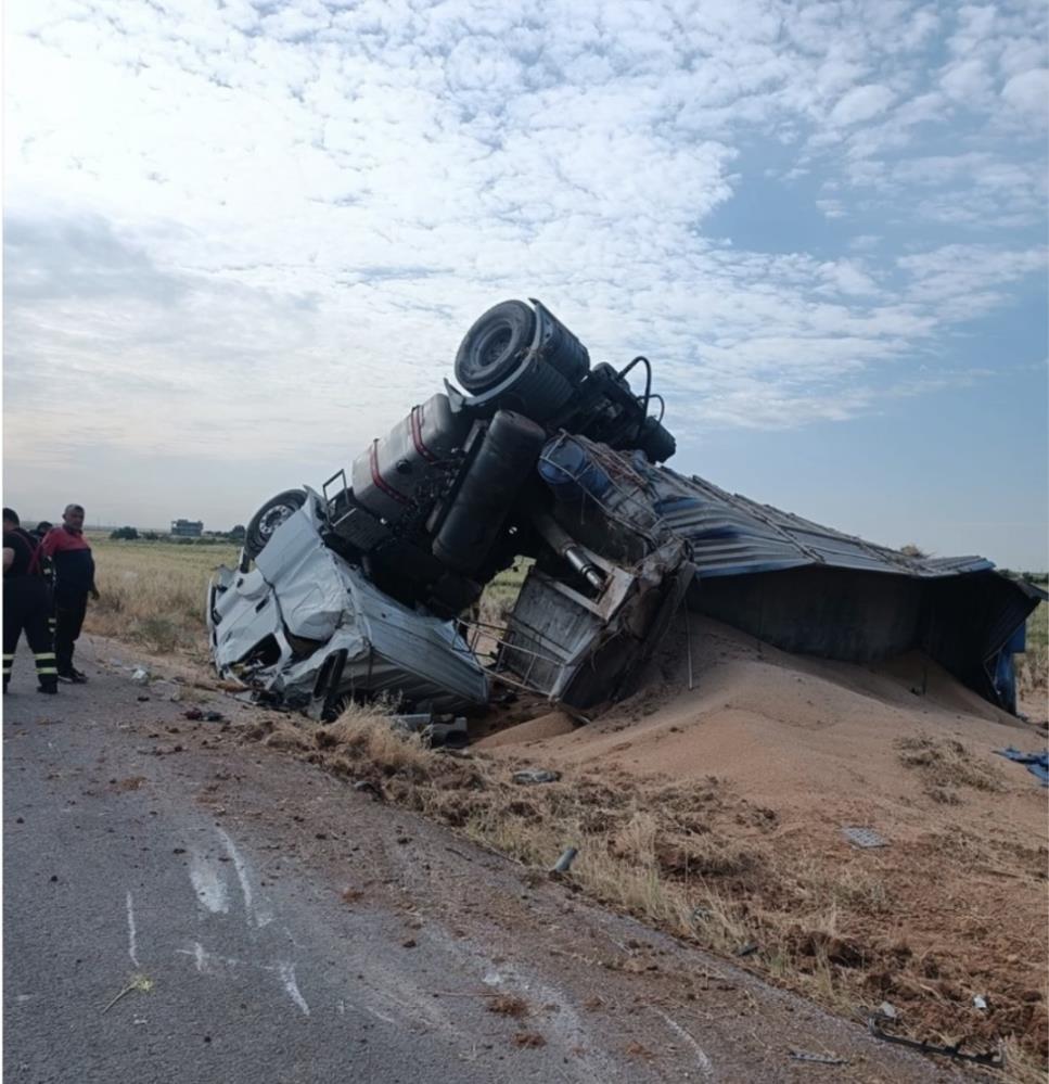 Devrilen TIR pert oldu, sürücüsü hafif yaralandı