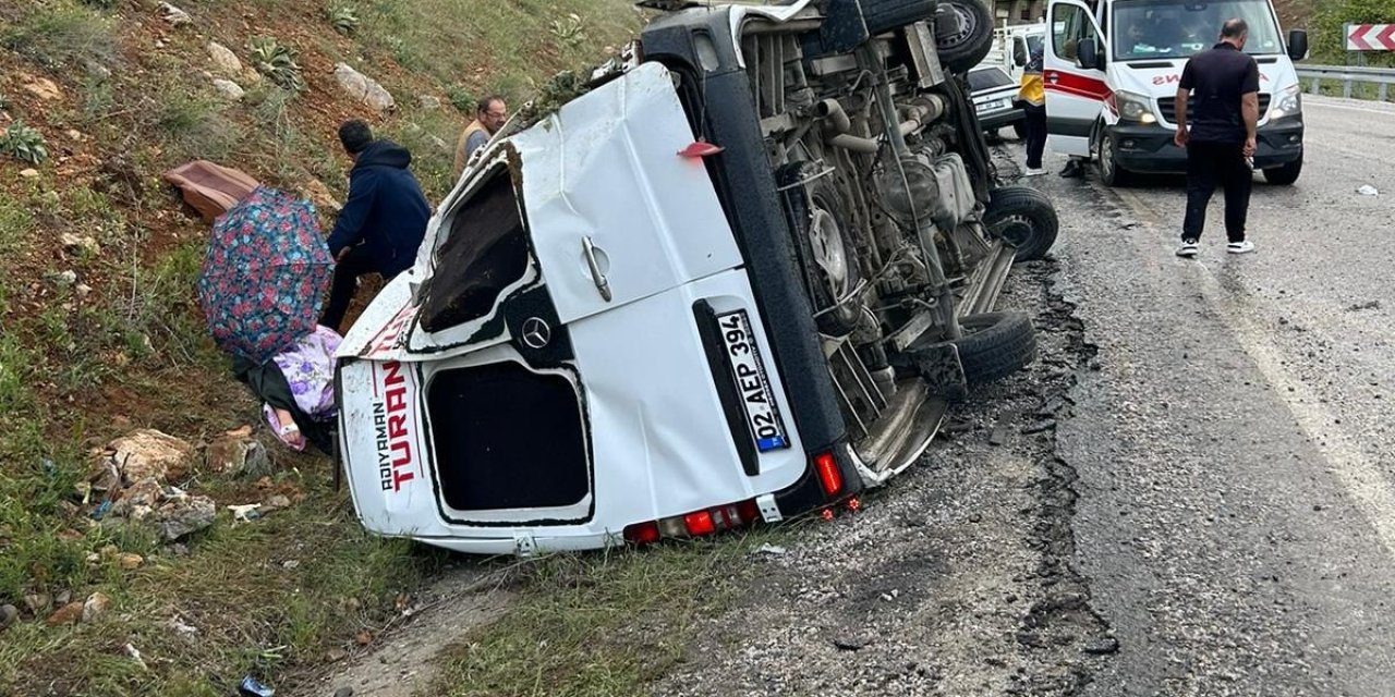 VİDEO - Yolcu minibüsü devrildi: Çok sayıda yaralı var