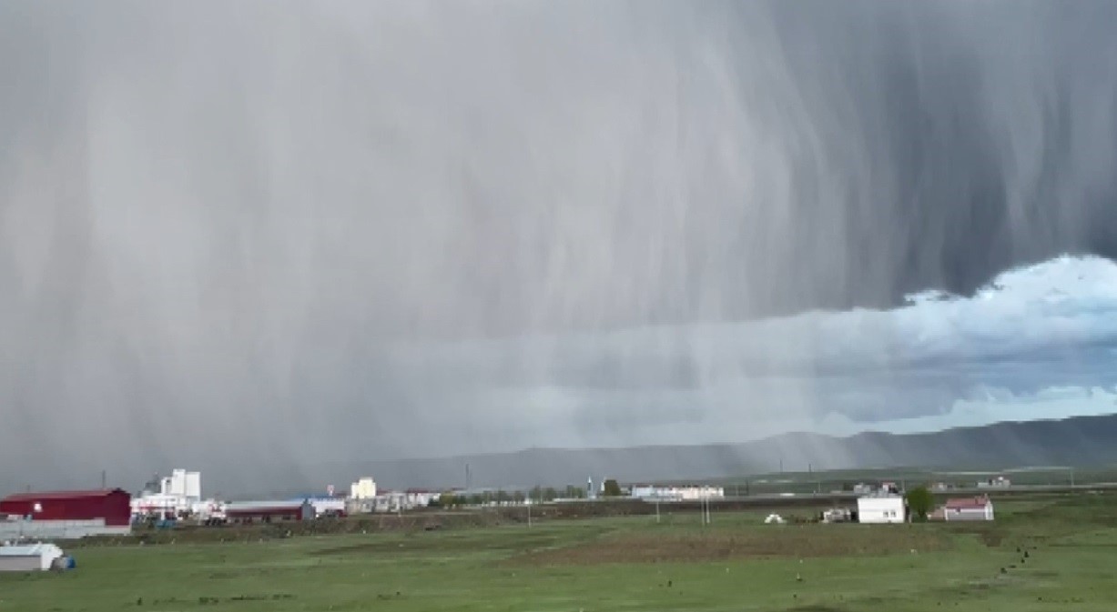 Bulutlar gündüzü geceye çevirdi