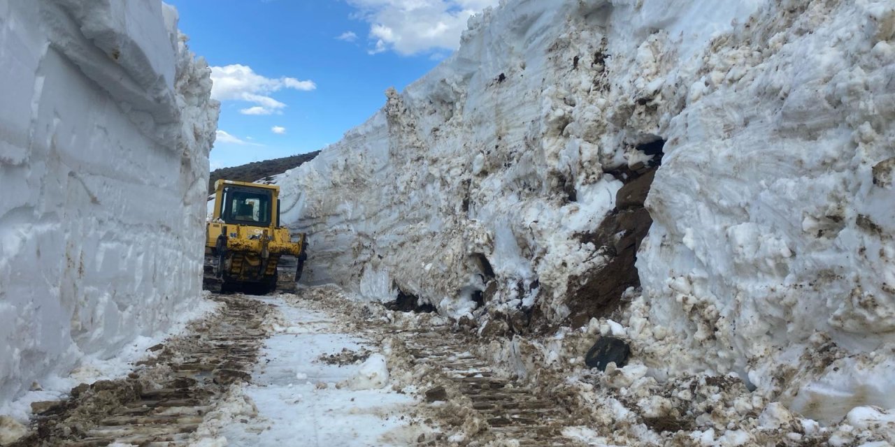 Mayıs ayında kar tünellerini görenler hatıra fotoğrafı çektirdi