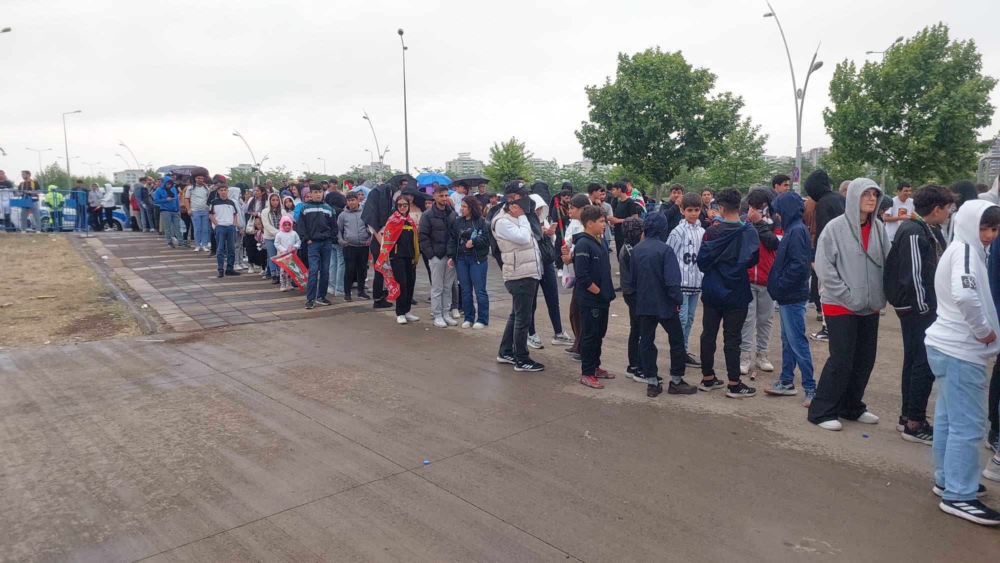 VİDEO - Stada girmek için yağmur altında uzun kuyruk oluşturdu