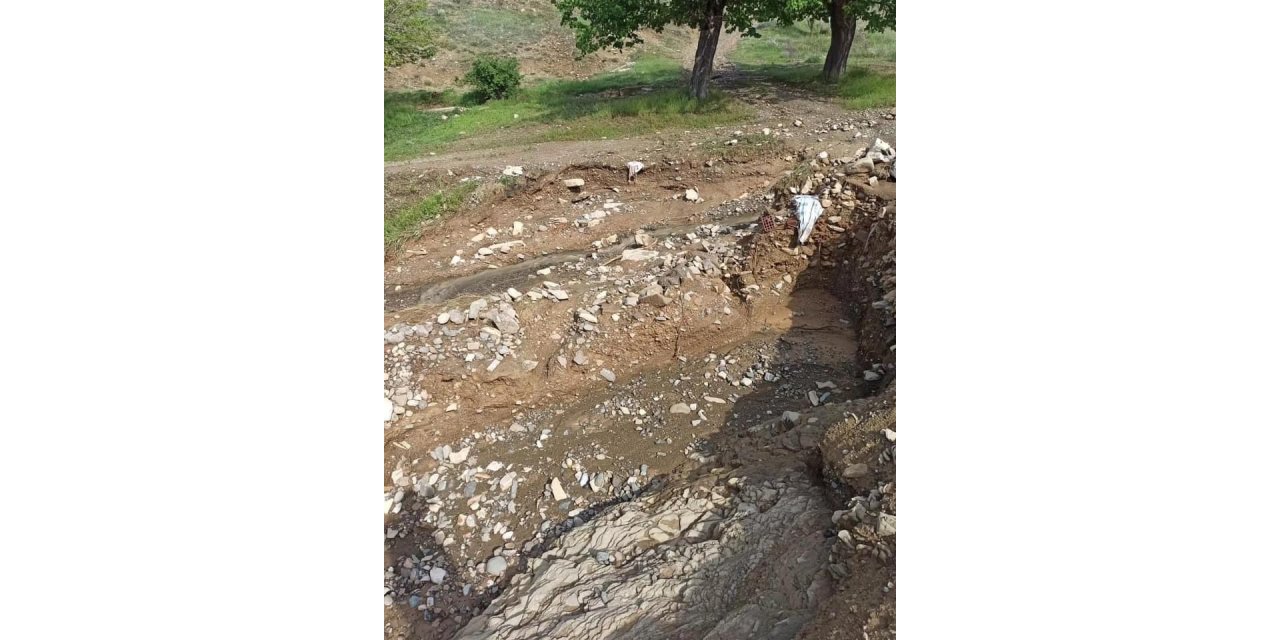 Asfalt yüklü tanker devrildi