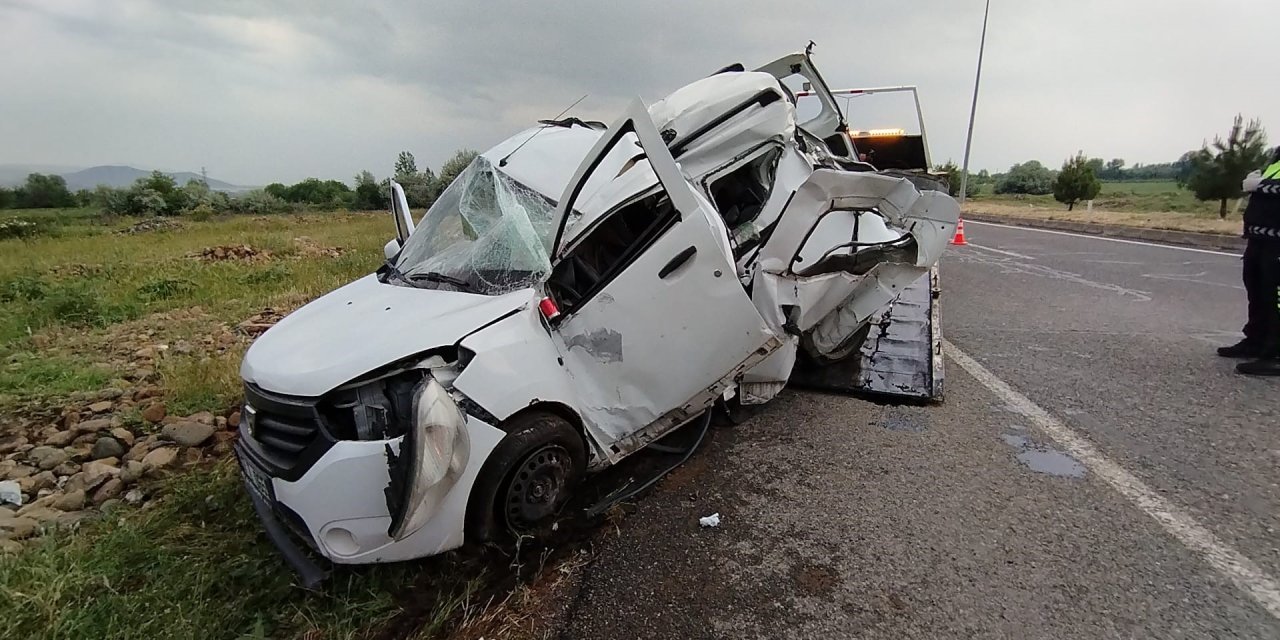 Hafif ticari araç yol levhasına çarptı: 4 yaralı