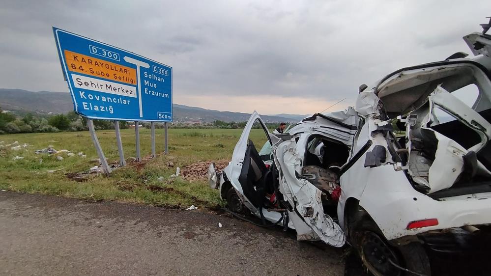 Yol levhasına çarpan araçtaki 3 kişi yaralandı