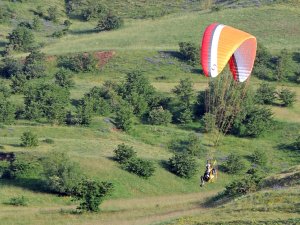 Hakkari dağlarında paraşüt keyfi