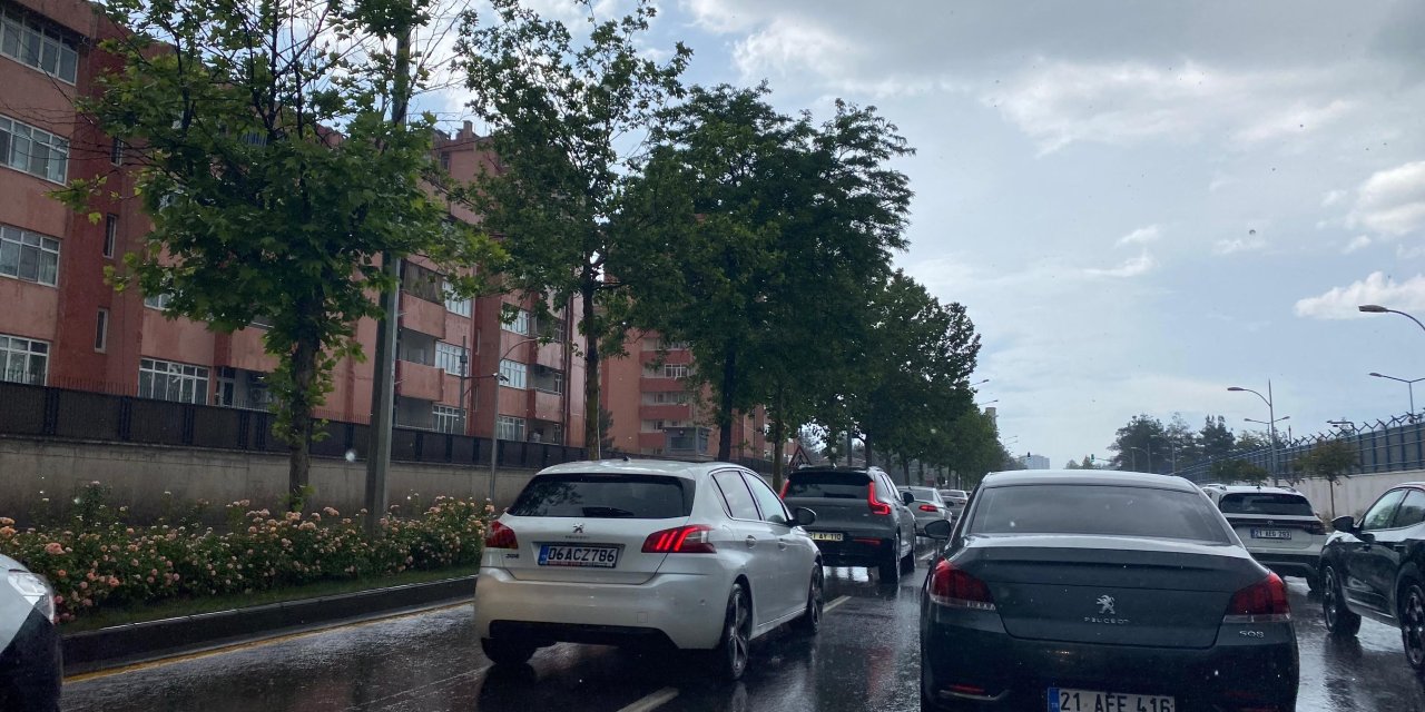 VİDEO - Diyarbakır'da yağış etkili oldu