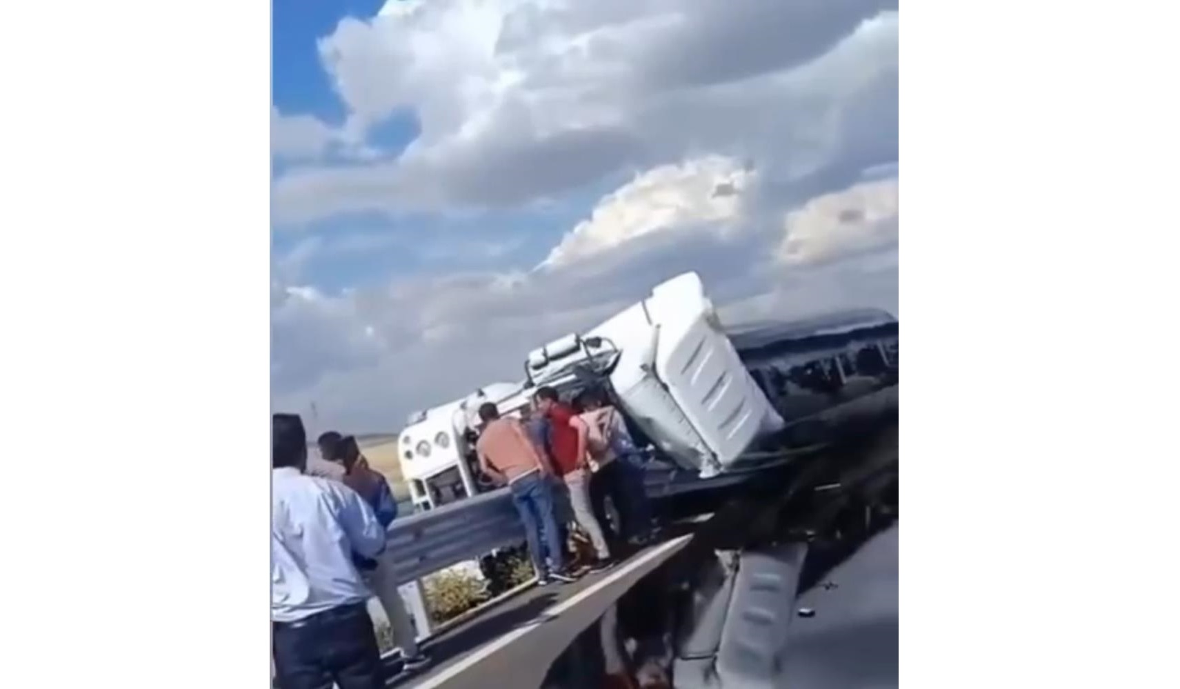 Petrol yüklü tanker devrildi: 1 ölü