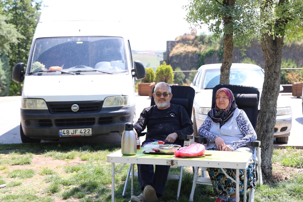 70 yaşındaki çift karavanla Türkiye turunda