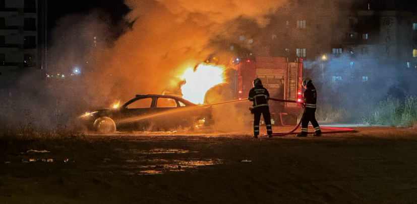 Diyarbakır'da park halindeki otomobil alev topuna döndü