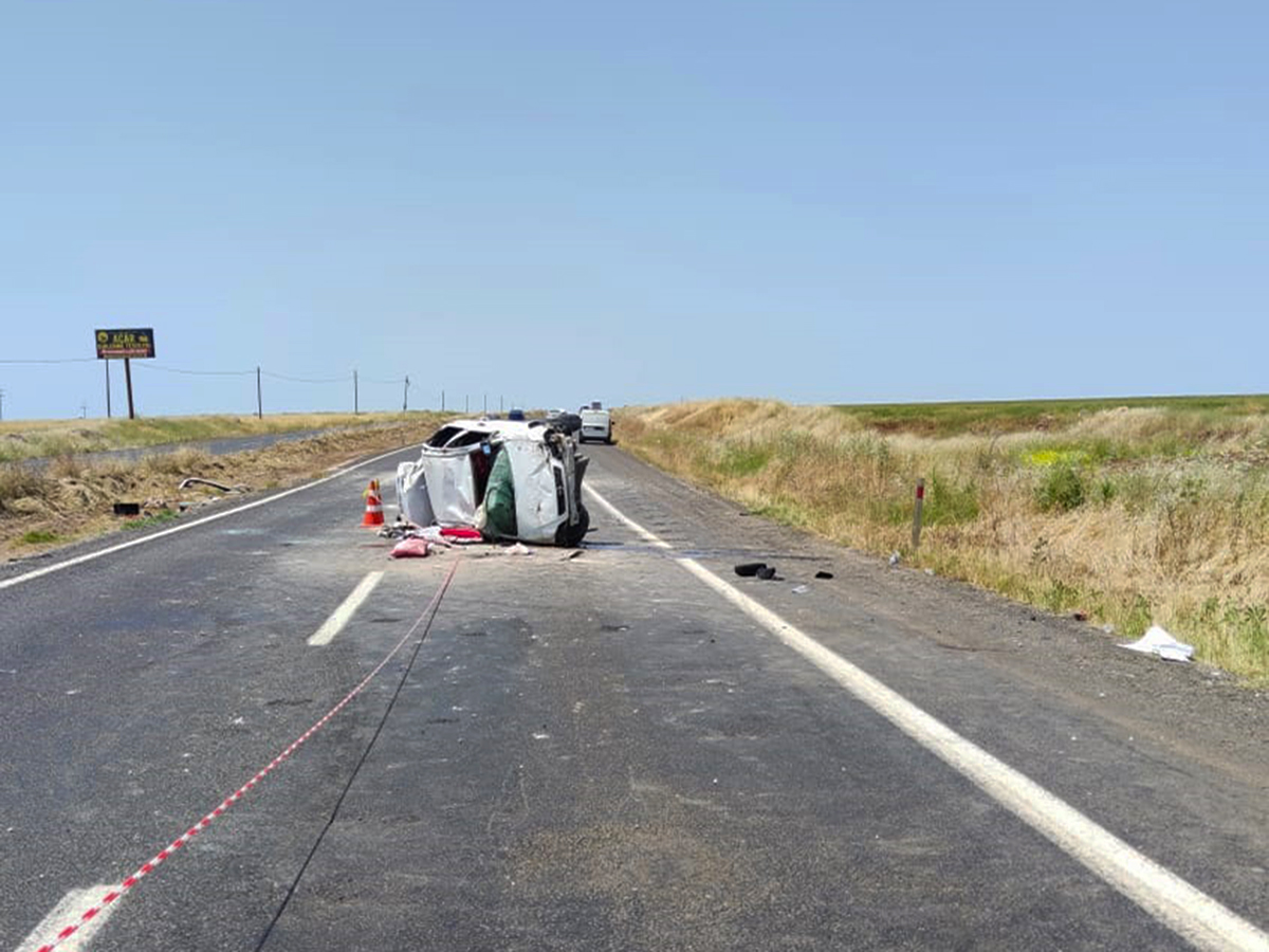 Urfa'da otomobil devrildi