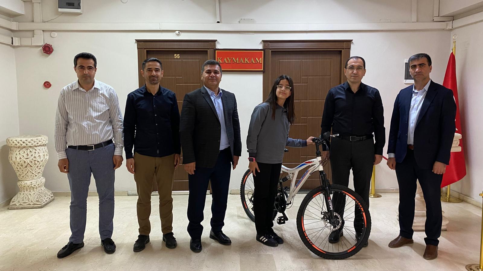 Sınavda başarılı olan öğrenciye, kaymakamdan bisiklet
