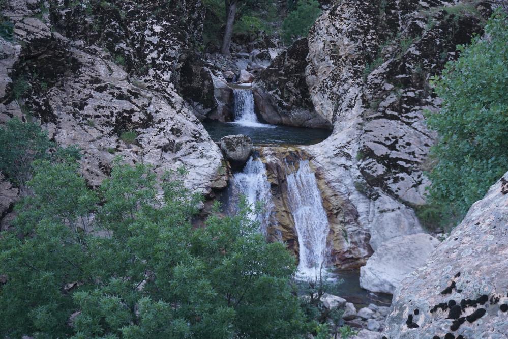 Beytüşşebap’taki kanyon ve şelalenin huzur veren görüntüsü
