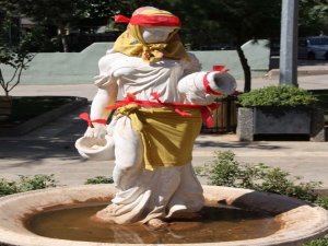 Heykele etek giydirip başörtüsü taktılar