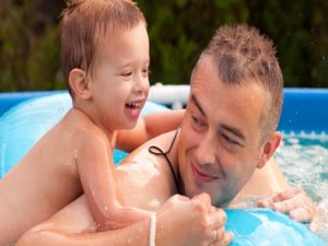 Havuza girerken dış kulak yolu enfeksiyonuna dikkat