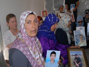 Kadın gazetecilerden eylem yapan annelere ziyaret