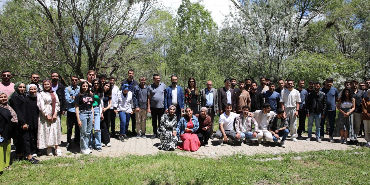 Öğrenciler inci kefali nöbetinde