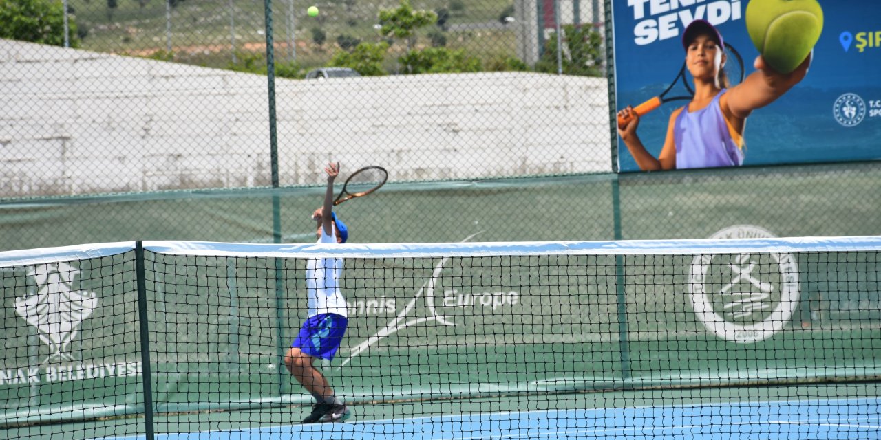Cudi Cup Tenis Turnuvası'nda yarı final maçları sürüyor