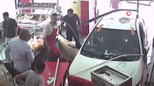 VİDEO - Diyarbakır’da bir otomobil Kasap markete daldı