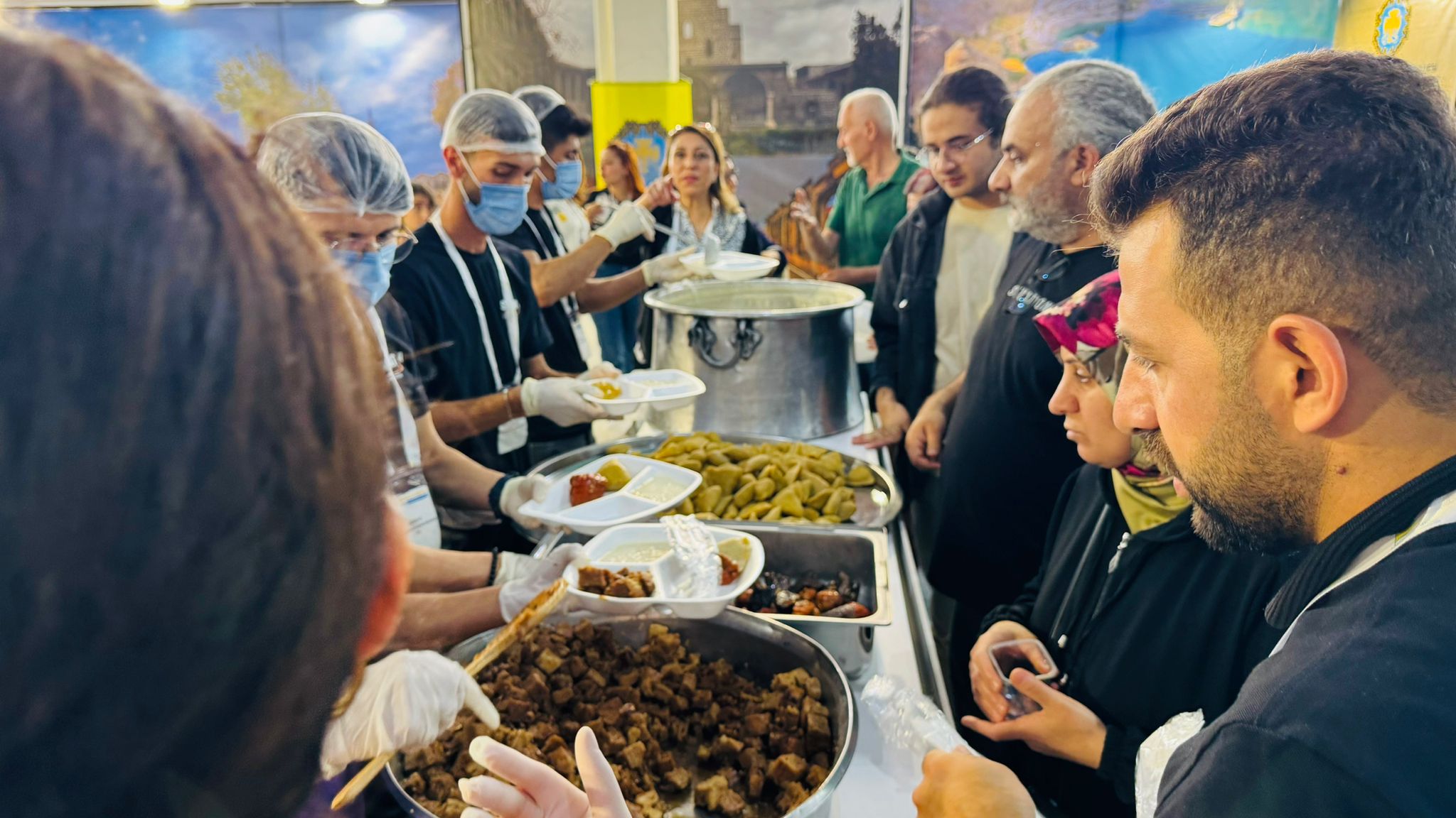 VİDEO - Diyarbakır Büyükşehir Belediye standında yemek kuyruğu
