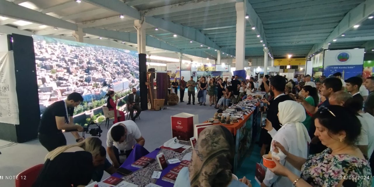 VİDEO - Diyarbakır standında iki dilli tanıtım