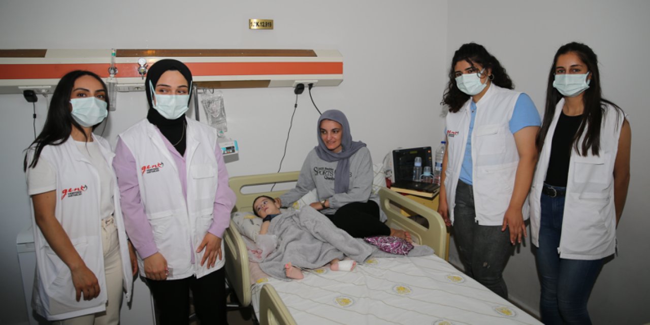 Üniversiteli kızlar, hasta çocukları takılarla sevindiriyor