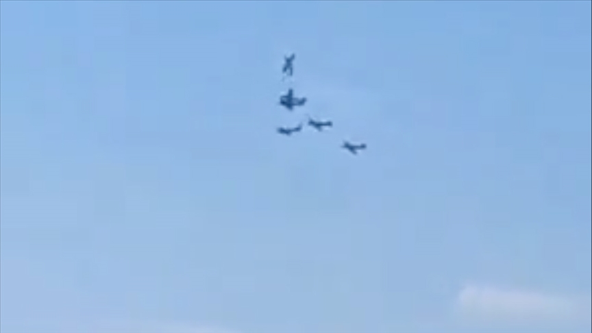 Gösteri uçuşu yapan 2 uçak çarpıştı