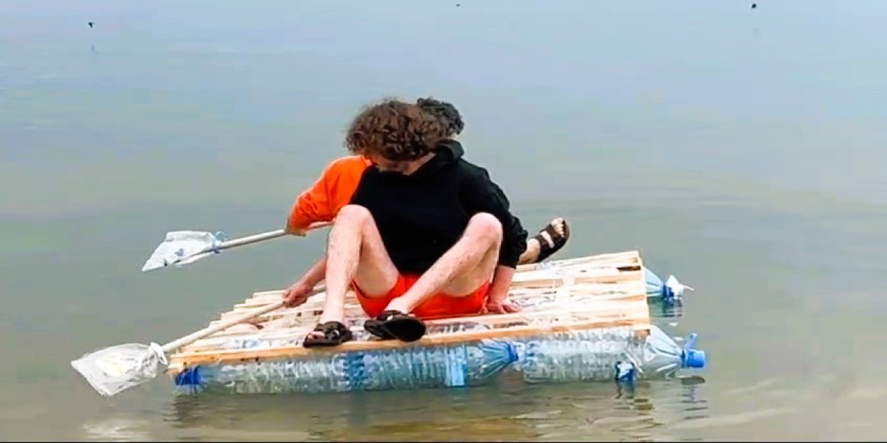 Van Gölü'nün ortasında müzik resitali