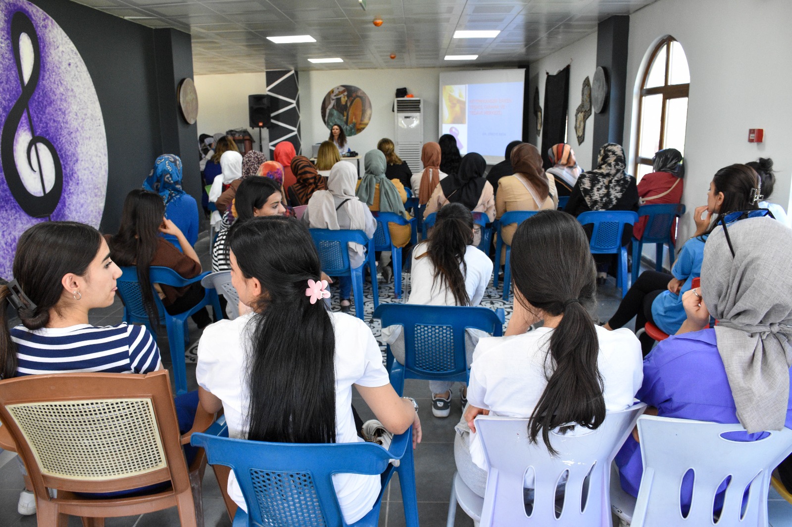 Kadınlara, meme ve rahim ağzı kanseri eğitimi