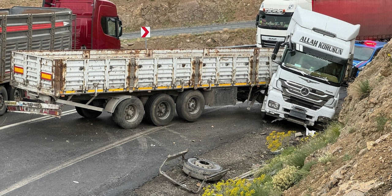 2 tır kafa kafaya çarpıştı: yaralılar var