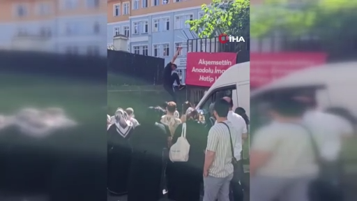 YKS’ye geç kalan öğrenci kapıya tırmanarak içeri girmek istedi