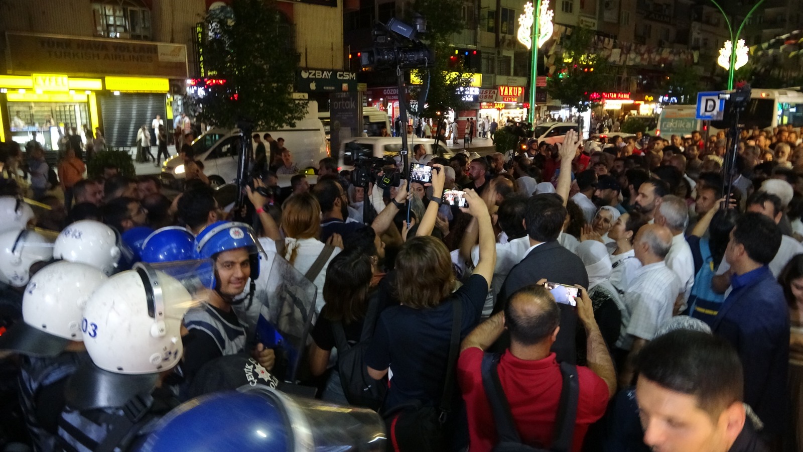 VİDEO - Diyarbakır’da gergin gece; milletvekilleri ve belediye başkanları müdahale arasında kaldı