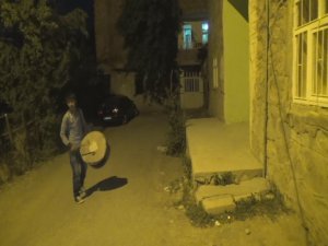 Okul harçlığı için davul çalıyor