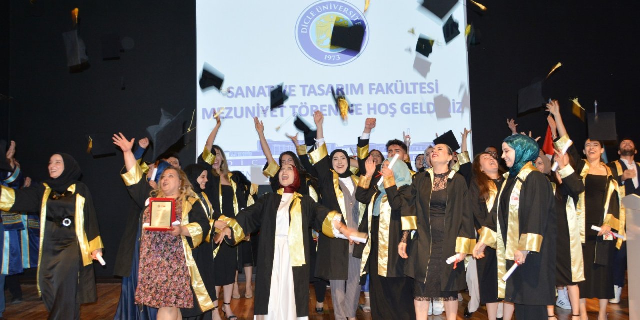 DÜ Sanat ve Tasarım Fakültesi ilk mezunlarını verdi