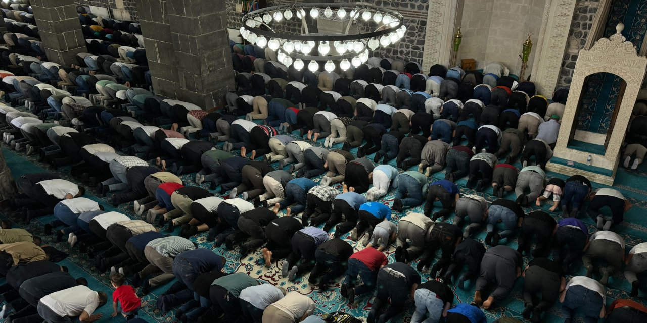 VİDEO - Diyarbakır'da bayram namazı kılındı