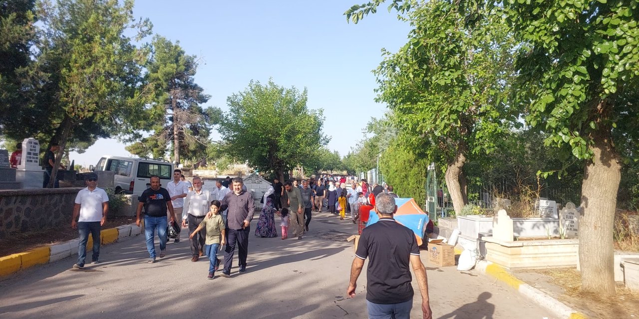 Mardin kapı mezarlığında bayramlaşma