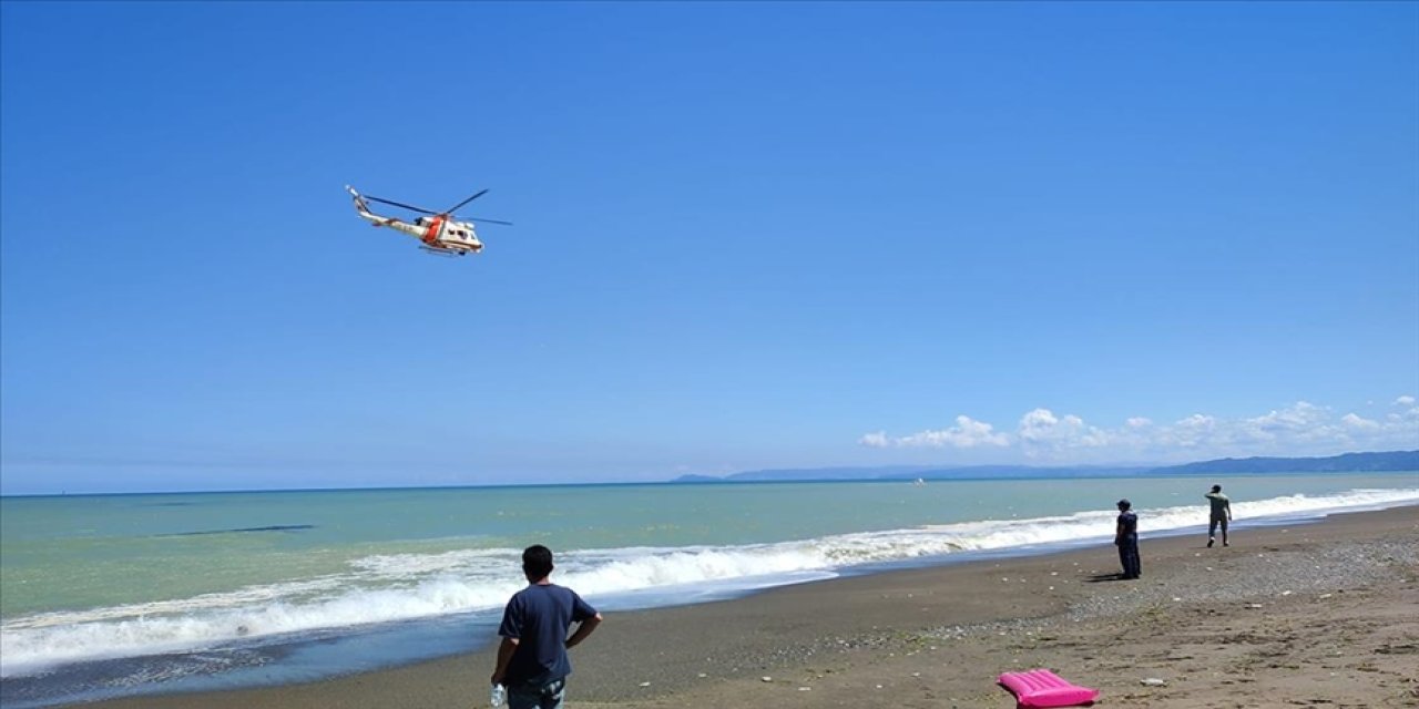 Denizde boğulma tehlikesi geçiren 4 kişi kurtarıldı, 1 genç aranıyor