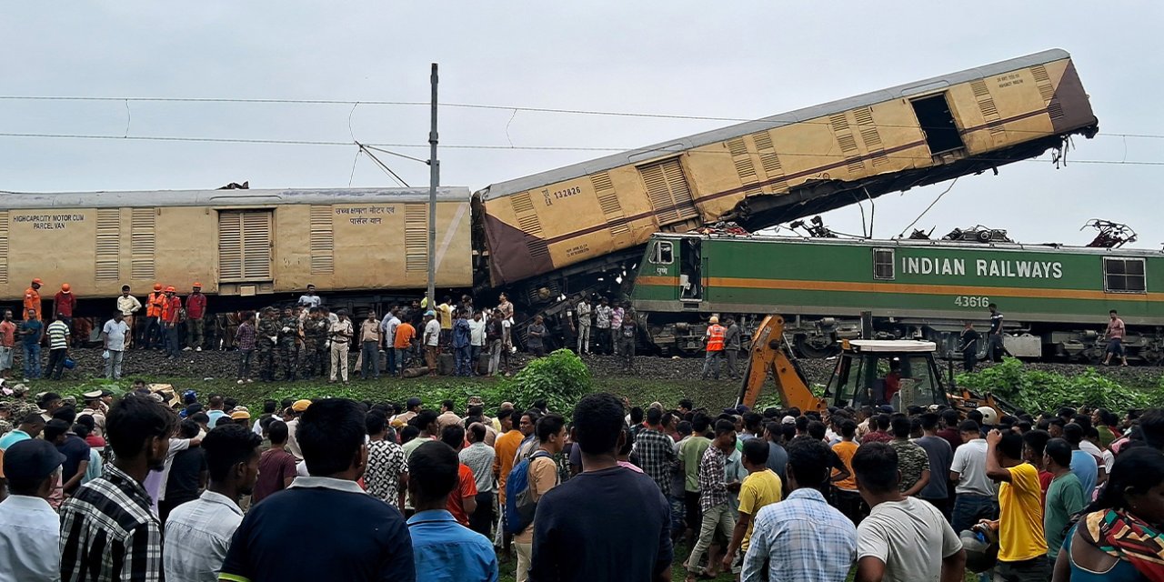 Hindistan'da korkunç kaza! Tren raydan çıktı