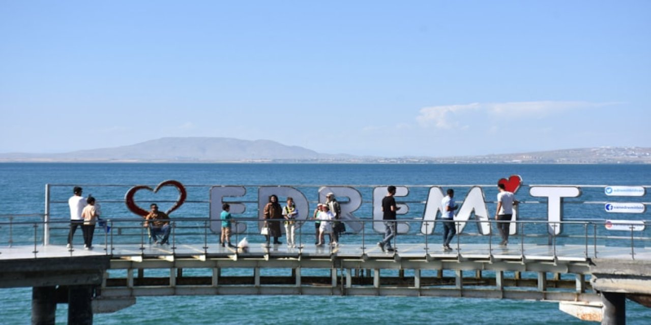 Vatandaşlar Van Gölü'nde serinledi