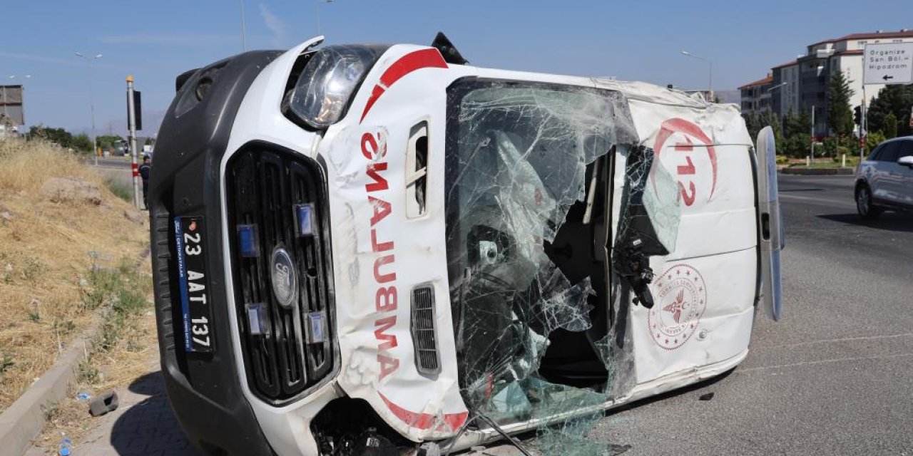 Hasta taşıyan ambulans takla attı: 5 yaralı