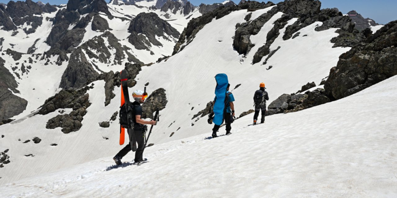 Adrenalin tutkunları Hakkari Sat Buzullarında