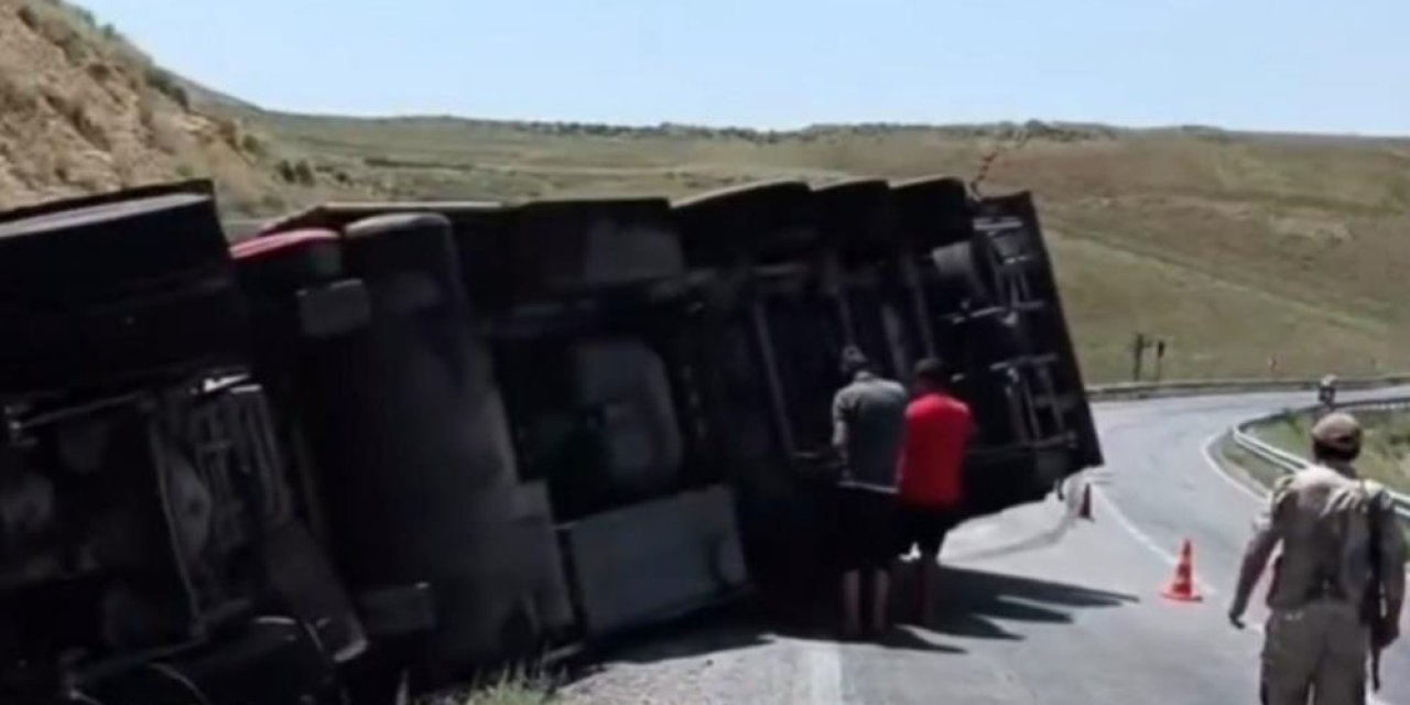 Virajı alamayan tır devrildi